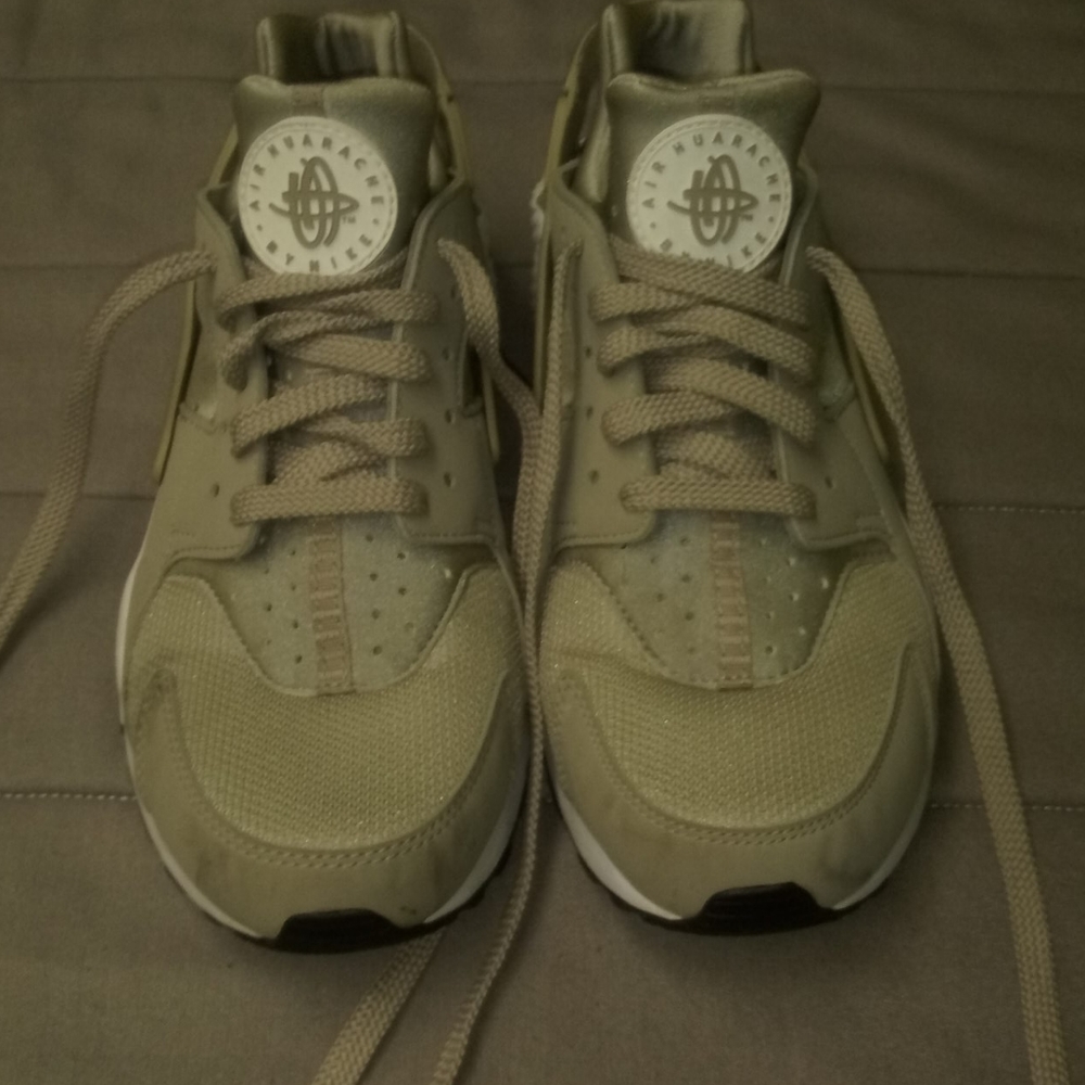 air huarache by nike size 9 woman's tan and white